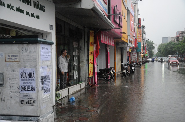 Hệ thống thoát nước bị tắc nghẽn, nhiều tuyến đường ở Hà Nội ngập cục bộ - Ảnh 9.