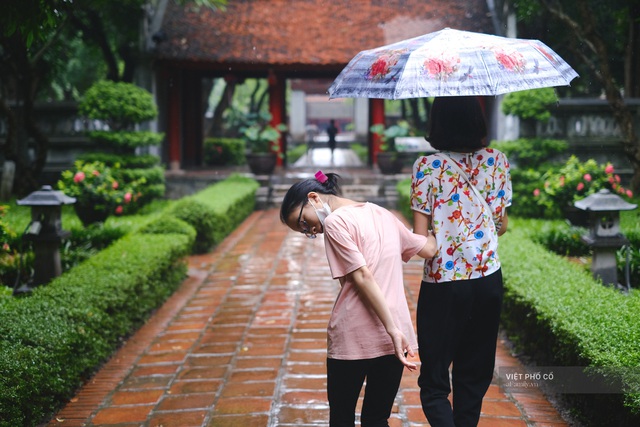 Sĩ tử đội mưa thắp hương cầu may ở Văn Miếu trước kỳ thi THPT - Ảnh 2.