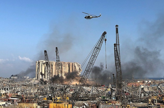 Trái tim rỉ máu của Liban: Cảng Beirut hóa thành tro tàn sau vụ nổ, tiếng gào thét ai oán tuyệt vọng đầy tang thương - Ảnh 2.