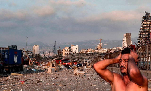 Trái tim rỉ máu của Liban: Cảng Beirut hóa thành tro tàn sau vụ nổ, tiếng gào thét ai oán tuyệt vọng đầy tang thương - Ảnh 3.