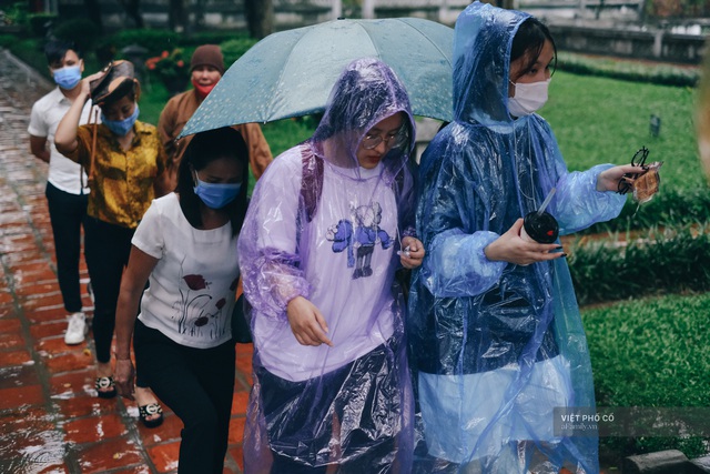 Sĩ tử đội mưa thắp hương cầu may ở Văn Miếu trước kỳ thi THPT - Ảnh 4.