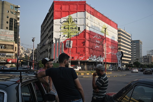 Nền kinh tế suy kiệt của Lebanon trước vụ nổ đẫm máu ở Beirut - Ảnh 4.