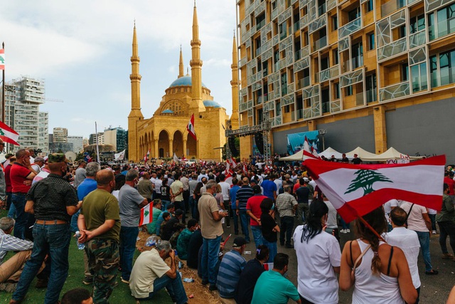 Nền kinh tế suy kiệt của Lebanon trước vụ nổ đẫm máu ở Beirut - Ảnh 5.