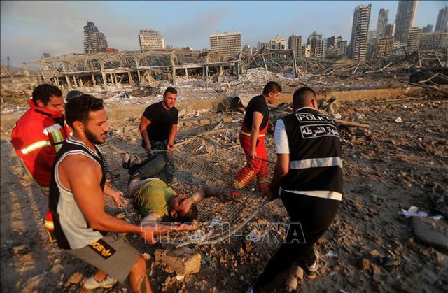 Trái tim rỉ máu của Liban: Cảng Beirut hóa thành tro tàn sau vụ nổ, tiếng gào thét ai oán tuyệt vọng đầy tang thương - Ảnh 6.