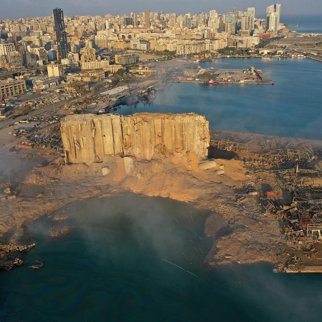 Vụ nổ kinh hoàng ở Lebanon: Khu vực giao thương sầm uất chớp mắt đã bị san bằng thành vùng đất hoang tàn không nhận ra - Ảnh 9. Vụ nổ kinh hoàng ở Lebanon: Khu vực giao thương sầm uất chớp mắt đã bị san bằng thành vùng đất hoang tàn không nhận ra - Ảnh 9.