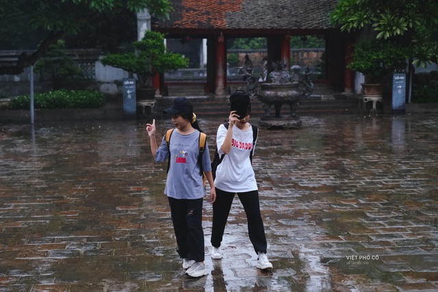 Sĩ tử đội mưa thắp hương cầu may ở Văn Miếu trước kỳ thi THPT - Ảnh 11.