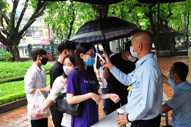 Ban quản lý Văn Miếu - Quốc Tử Giám siết chặt các biện pháp phòng chống dịch với các sĩ tử đến cầu may - Ảnh 4.