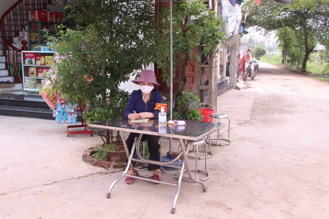 Phong tỏa, cách ly y tế 150 người tại thôn có bệnh nhân nghi mắc COVID-19 mới nhất tại Hà Nội - Ảnh 6.