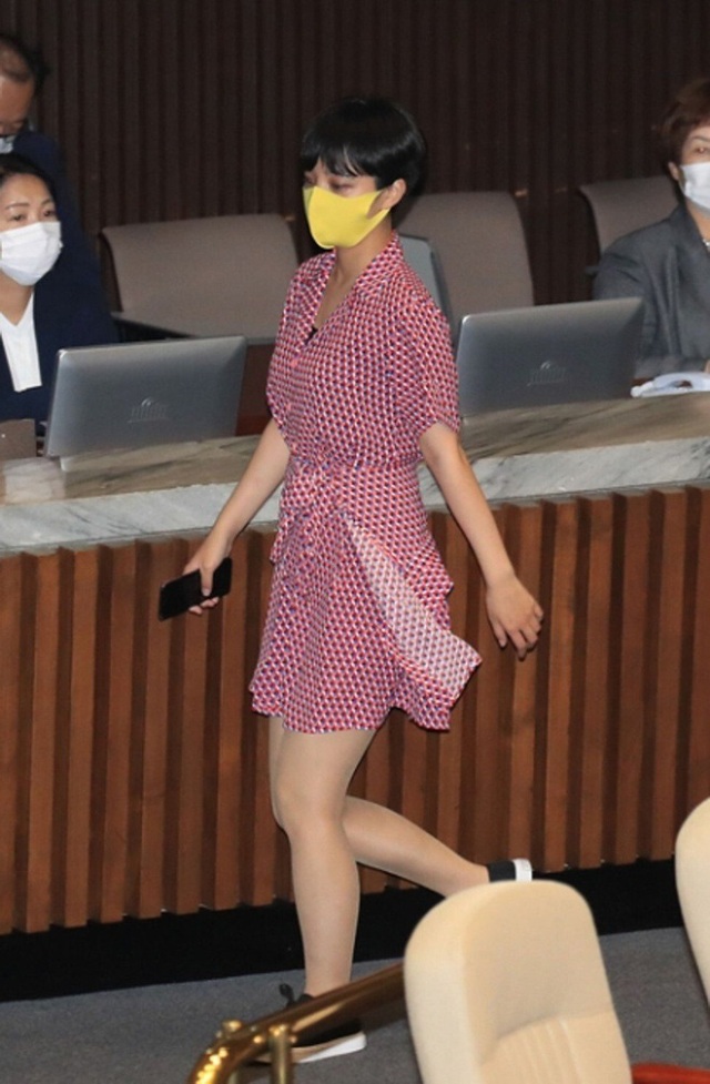 Nghị sĩ mặc váy đỏ ở Quốc hội Hàn gây tranh cãi về phân biệt giới tính - Ảnh 1.