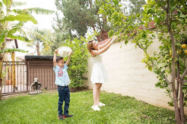 “Búp bê” Thanh Thảo tránh dịch COVID-19 fan mới có dịp ngắm khu vườn đầy hoa trái trong biệt thự triệu đô của cô ở Mỹ - Ảnh 6.