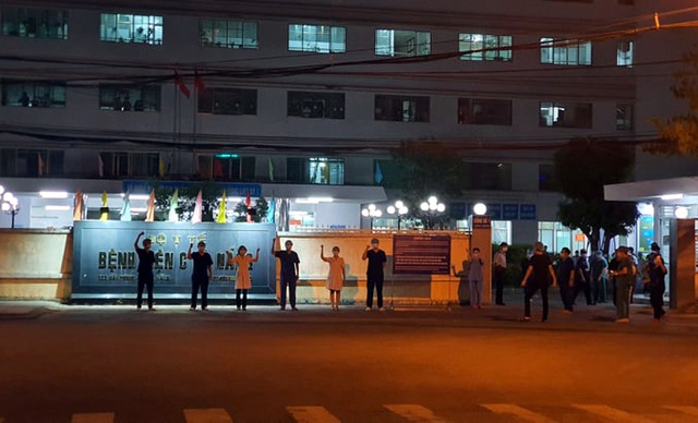 Thầy thuốc Bệnh viện C Đà Nẵng vẫy tay mừng vui sau khi lệnh gỡ phong tỏa có hiệu lực - Ảnh 3.