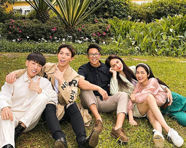 Bén duyên với chàng CEO điển trai, Hương Giang vui tay tậu loạt túi Hermes giá cả tỷ đồng: Mỗi ngày đi làm diện 1 chiếc Hermes là có thật - Ảnh 2. Bén duyên với chàng CEO điển trai, Hương Giang vui tay tậu loạt túi Hermes giá cả tỷ đồng: Mỗi ngày đi làm diện 1 chiếc Hermes là có thật - Ảnh 2.