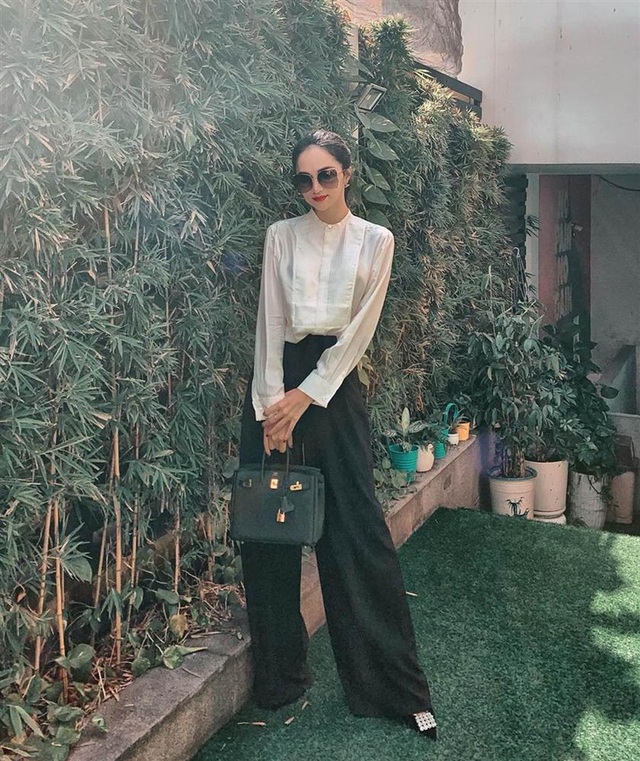 Bén duyên với chàng CEO điển trai, Hương Giang vui tay tậu loạt túi Hermes giá cả tỷ đồng: Mỗi ngày đi làm diện 1 chiếc Hermes là có thật - Ảnh 12. Bén duyên với chàng CEO điển trai, Hương Giang vui tay tậu loạt túi Hermes giá cả tỷ đồng: Mỗi ngày đi làm diện 1 chiếc Hermes là có thật - Ảnh 12.