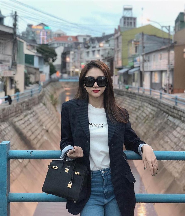 Bén duyên với chàng CEO điển trai, Hương Giang vui tay tậu loạt túi Hermes giá cả tỷ đồng: Mỗi ngày đi làm diện 1 chiếc Hermes là có thật - Ảnh 13. Bén duyên với chàng CEO điển trai, Hương Giang vui tay tậu loạt túi Hermes giá cả tỷ đồng: Mỗi ngày đi làm diện 1 chiếc Hermes là có thật - Ảnh 13.