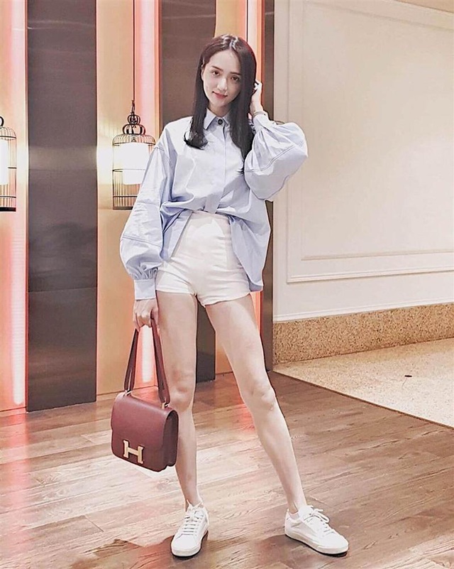Bén duyên với chàng CEO điển trai, Hương Giang vui tay tậu loạt túi Hermes giá cả tỷ đồng: Mỗi ngày đi làm diện 1 chiếc Hermes là có thật - Ảnh 14. Bén duyên với chàng CEO điển trai, Hương Giang vui tay tậu loạt túi Hermes giá cả tỷ đồng: Mỗi ngày đi làm diện 1 chiếc Hermes là có thật - Ảnh 14.