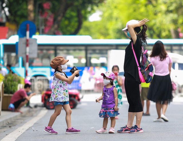 Hà Nội: Nhiều người vẫn thờ ơ trước quyết định xử phạt không đeo khẩu trang nơi công cộng - Ảnh 3.