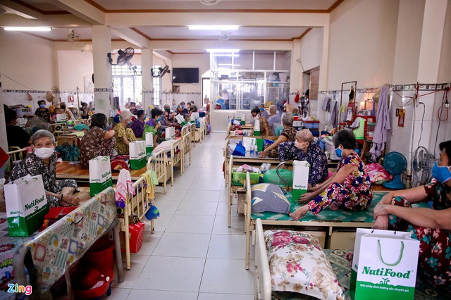 Giữa dịch bệnh, người già neo đơn ấm lòng vì không bị bỏ lại phía sau - Ảnh 3.