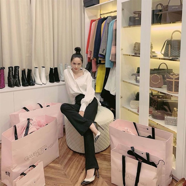 Bén duyên với chàng CEO điển trai, Hương Giang vui tay tậu loạt túi Hermes giá cả tỷ đồng: Mỗi ngày đi làm diện 1 chiếc Hermes là có thật - Ảnh 4. Bén duyên với chàng CEO điển trai, Hương Giang vui tay tậu loạt túi Hermes giá cả tỷ đồng: Mỗi ngày đi làm diện 1 chiếc Hermes là có thật - Ảnh 4.