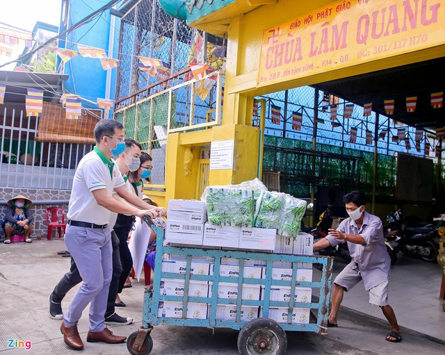 Giữa dịch bệnh, người già neo đơn ấm lòng vì không bị bỏ lại phía sau - Ảnh 4.
