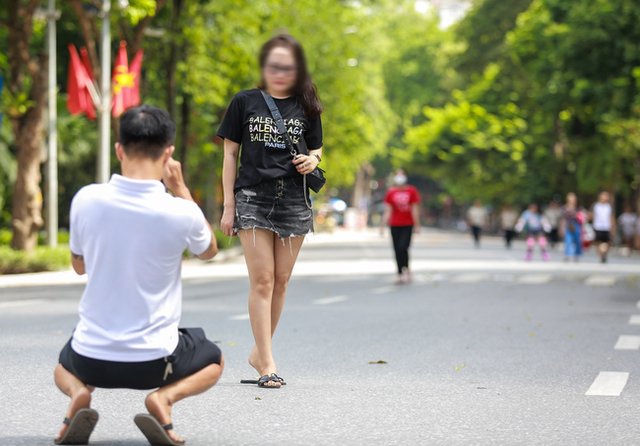 Hà Nội: Nhiều người vẫn thờ ơ trước quyết định xử phạt không đeo khẩu trang nơi công cộng - Ảnh 7.