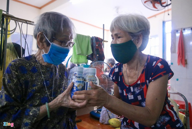Giữa dịch bệnh, người già neo đơn ấm lòng vì không bị bỏ lại phía sau - Ảnh 8.