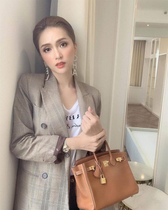 Bén duyên với chàng CEO điển trai, Hương Giang vui tay tậu loạt túi Hermes giá cả tỷ đồng: Mỗi ngày đi làm diện 1 chiếc Hermes là có thật - Ảnh 9. Bén duyên với chàng CEO điển trai, Hương Giang vui tay tậu loạt túi Hermes giá cả tỷ đồng: Mỗi ngày đi làm diện 1 chiếc Hermes là có thật - Ảnh 9.
