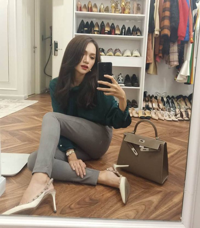 Bén duyên với chàng CEO điển trai, Hương Giang vui tay tậu loạt túi Hermes giá cả tỷ đồng: Mỗi ngày đi làm diện 1 chiếc Hermes là có thật - Ảnh 10. Bén duyên với chàng CEO điển trai, Hương Giang vui tay tậu loạt túi Hermes giá cả tỷ đồng: Mỗi ngày đi làm diện 1 chiếc Hermes là có thật - Ảnh 10.