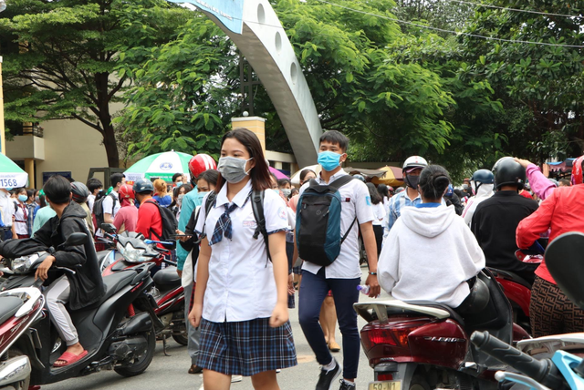 TP.HCM: Đề văn dễ thở, nhưng thí sinh gặp nhiều khó khăn khi ôn thi tốt nghiệp tại nhà - Ảnh 2.