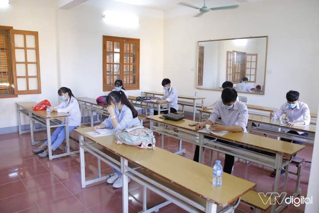 Những thí sinh ở Thái Bình trong vùng cách ly COVID-19 đến điểm thi tốt nghiệp THPT như thế nào vào sáng nay? - Ảnh 4.