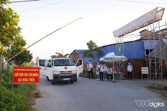 Những thí sinh ở Thái Bình trong vùng cách ly COVID-19 đến điểm thi tốt nghiệp THPT như thế nào vào sáng nay? - Ảnh 3.