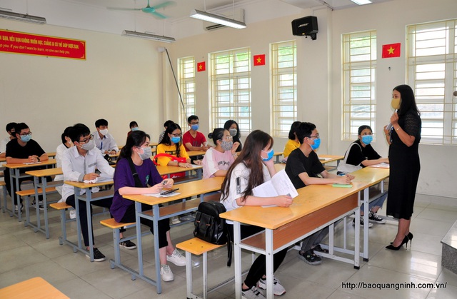 Mang điện thoại vào phòng thi, 1 thí sinh ở Quảng Ninh bị đình chỉ môn Ngữ văn - Ảnh 2.