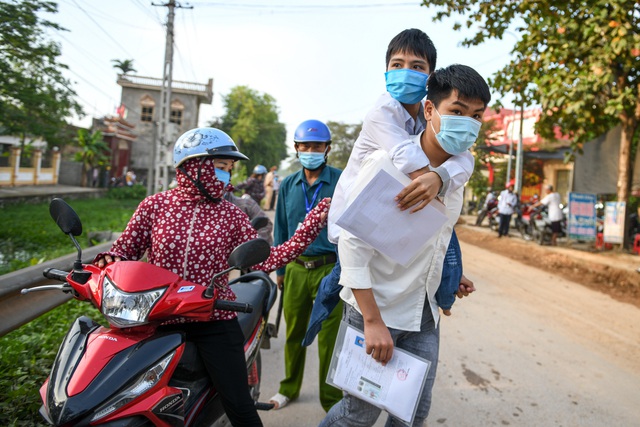 Đôi bạn 10 năm cõng nhau đến lớp, cùng thi đại học - Ảnh 18.