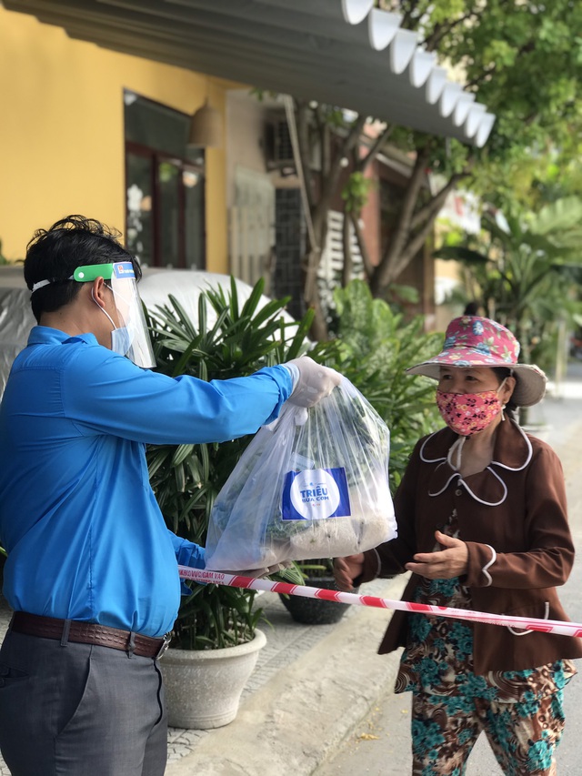 24.000 “bữa cơm” hỗ trợ người dân có hoàn cảnh khó khăn do tác động của dịch Covid-19 tại Đà Nẵng và Quảng Nam - Ảnh 3.