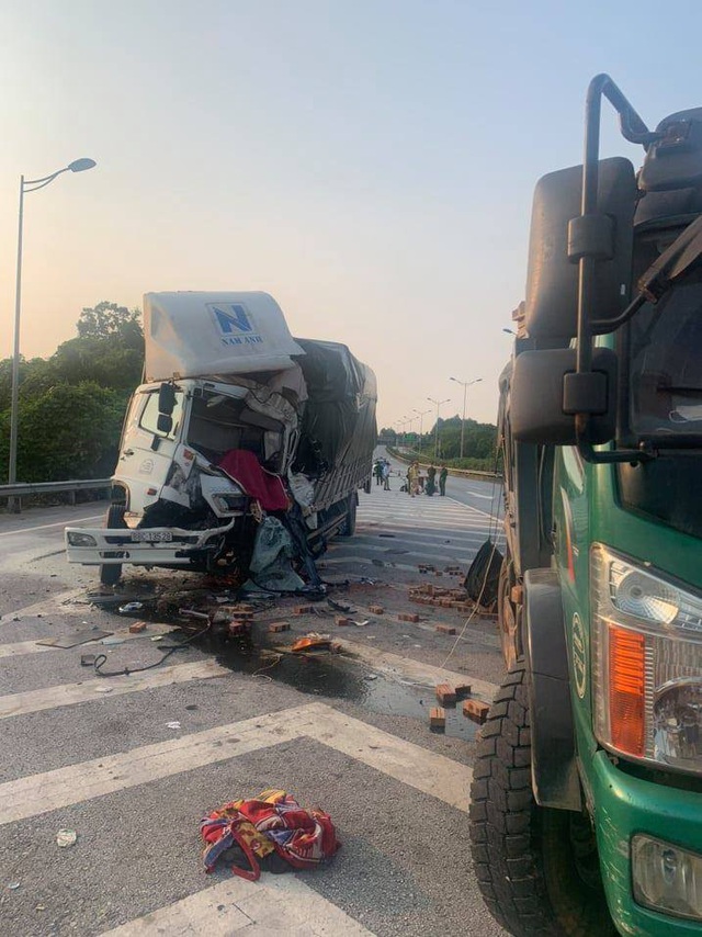 Tài xế trên ô tô tải tử vong sau khi tông vào đuôi xe khác trên cao tốc Nội Bài - Lào Cai - Ảnh 1.