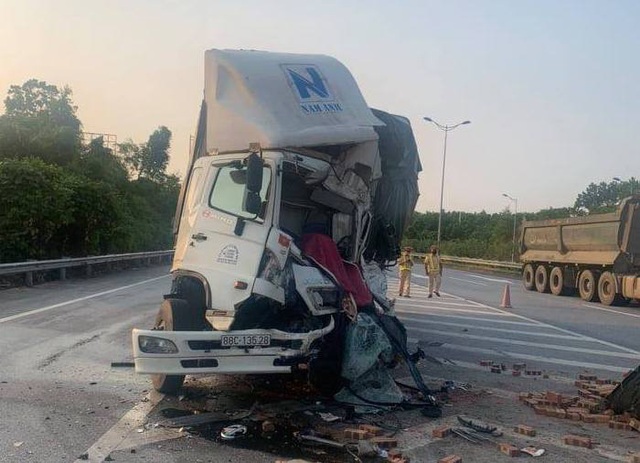 Tài xế trên ô tô tải tử vong sau khi tông vào đuôi xe khác trên cao tốc Nội Bài - Lào Cai - Ảnh 2.