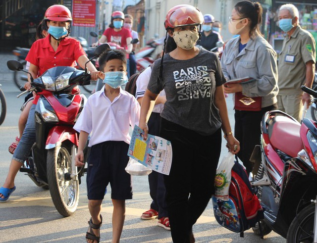 Sáng nay học sinh nô nức tựu trường sau kỳ nghỉ hè, nhưng một số em phải quay xe đi về vì lý do khá hy hữu từ phía nhà trường - Ảnh 2.