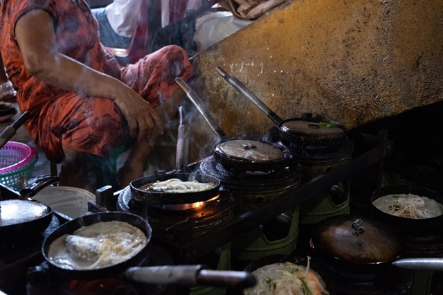 Theo chân ca sĩ Quang Vinh tự đi chợ lựa cá, ăn bánh khoái ở Huế - Ảnh 6.