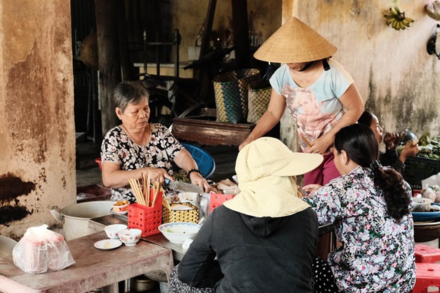 Theo chân ca sĩ Quang Vinh tự đi chợ lựa cá, ăn bánh khoái ở Huế - Ảnh 9.