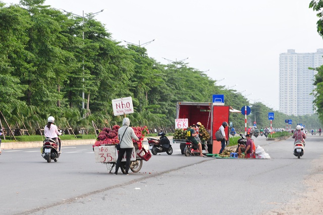 Hà Nội: Lòng đường, vỉa hè mua bán nhộn nhịp như họp chợ - Ảnh 10.