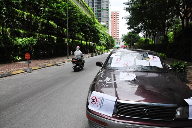 Barie, chậu hoa trải dọc ngõ Dâu phường Mộ Lao (Hà Đông) để không cho ô tô tiếp tục đậu xe dưới lòng đường - Ảnh 3.