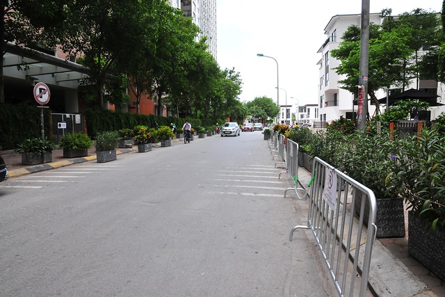 Barie, chậu hoa trải dọc ngõ Dâu phường Mộ Lao (Hà Đông) để không cho ô tô tiếp tục đậu xe dưới lòng đường - Ảnh 1.