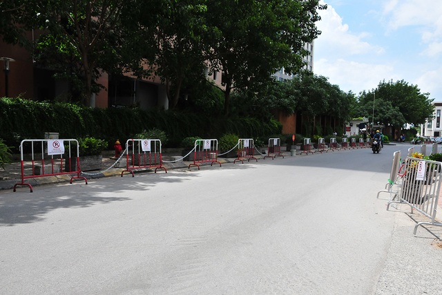Barie, chậu hoa trải dọc ngõ Dâu phường Mộ Lao (Hà Đông) để không cho ô tô tiếp tục đậu xe dưới lòng đường - Ảnh 7.