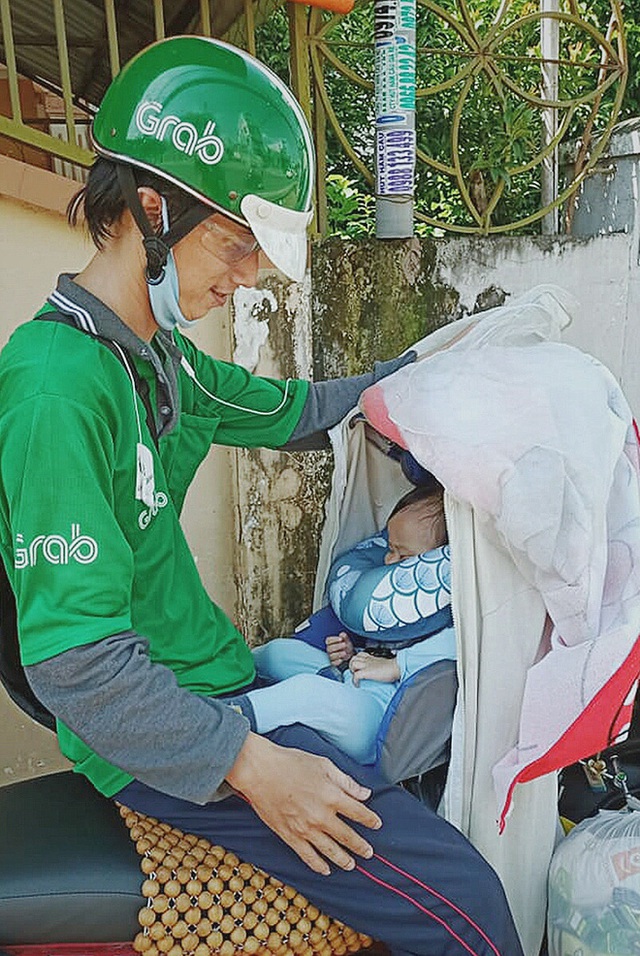 Gặp người cha địu b&eacute; trai 9 th&aacute;ng tuổi chạy xe &ocirc;m ở S&agrave;i G&ograve;n: M&igrave;nh c&oacute; lỗi với con, thấy con đi nắng m&agrave; x&oacute;t lắm - Ảnh 1.