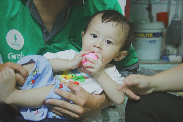 Gặp người cha địu b&eacute; trai 9 th&aacute;ng tuổi chạy xe &ocirc;m ở S&agrave;i G&ograve;n: M&igrave;nh c&oacute; lỗi với con, thấy con đi nắng m&agrave; x&oacute;t lắm - Ảnh 2.