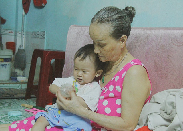 Gặp người cha địu b&eacute; trai 9 th&aacute;ng tuổi chạy xe &ocirc;m ở S&agrave;i G&ograve;n: M&igrave;nh c&oacute; lỗi với con, thấy con đi nắng m&agrave; x&oacute;t lắm - Ảnh 11.