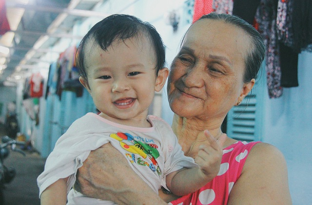 Gặp người cha địu b&eacute; trai 9 th&aacute;ng tuổi chạy xe &ocirc;m ở S&agrave;i G&ograve;n: M&igrave;nh c&oacute; lỗi với con, thấy con đi nắng m&agrave; x&oacute;t lắm - Ảnh 13.