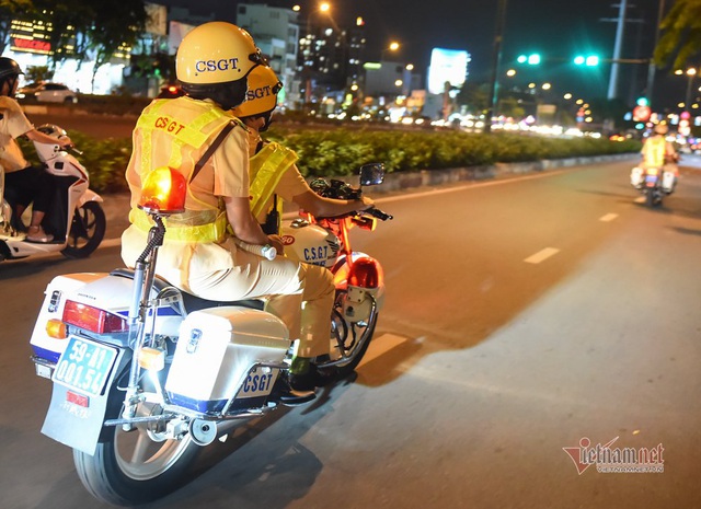 Nữ CSGT đo nồng độ cồn, nam thanh niên Anh say rồi, em lấy xe luôn đi - Ảnh 16.