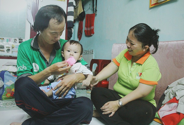 Gặp người cha địu b&eacute; trai 9 th&aacute;ng tuổi chạy xe &ocirc;m ở S&agrave;i G&ograve;n: M&igrave;nh c&oacute; lỗi với con, thấy con đi nắng m&agrave; x&oacute;t lắm - Ảnh 17.