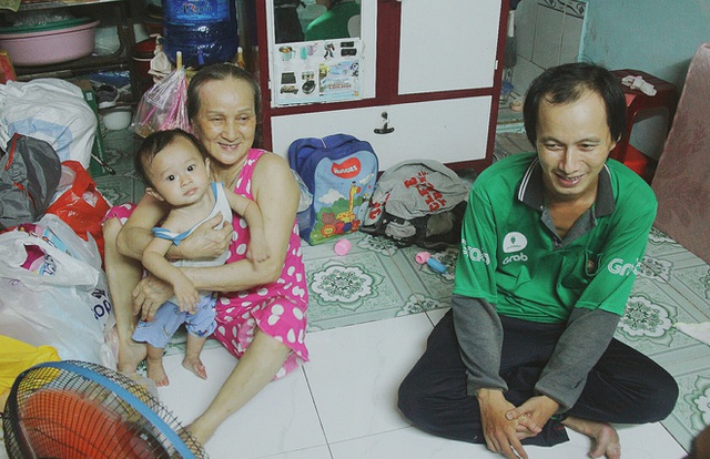 Gặp người cha địu b&eacute; trai 9 th&aacute;ng tuổi chạy xe &ocirc;m ở S&agrave;i G&ograve;n: M&igrave;nh c&oacute; lỗi với con, thấy con đi nắng m&agrave; x&oacute;t lắm - Ảnh 4.