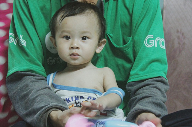 Gặp người cha địu b&eacute; trai 9 th&aacute;ng tuổi chạy xe &ocirc;m ở S&agrave;i G&ograve;n: M&igrave;nh c&oacute; lỗi với con, thấy con đi nắng m&agrave; x&oacute;t lắm - Ảnh 10.